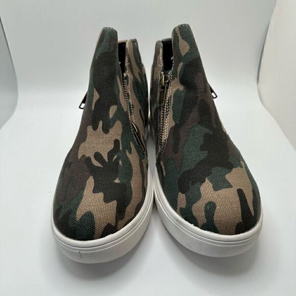 CUSHIONAIRE Women's Hart Hidden Wedge Sneaker 6.5 WIDE CAMO - Picture 2 of 7